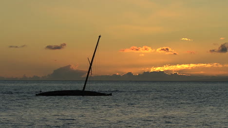 Maui-Lahaina-Versunkenes-Boot-Sonnenuntergang