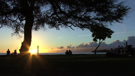 Maui-Lahaina-Sonnenuntergang-Menschen-An-Der-Wand