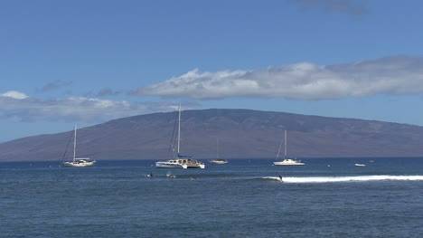 Surfers-waves-and-Lanai