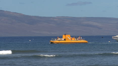 Gelbes-U-Boot-Geht-Von-Lanai