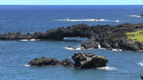 Maui-Lava-sea-arch-and-black-sand-beach-2