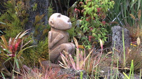 Figura-De-Mono-De-Maui-En-Un-Jardín.
