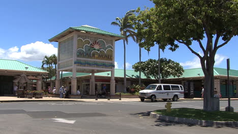 Maui-Shopping-center-with-car