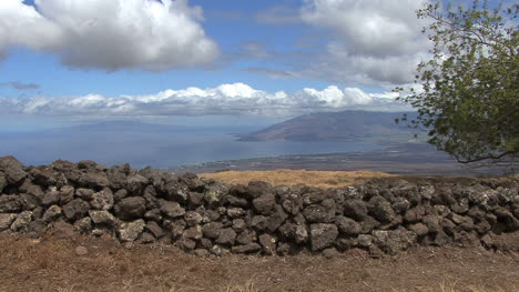 Maui-Steinmauer-Und-Blick-Auf-Die-Küste-3
