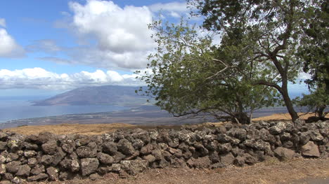 Muro-De-Piedra-De-Maui-Y-Vista-De-La-Costa
