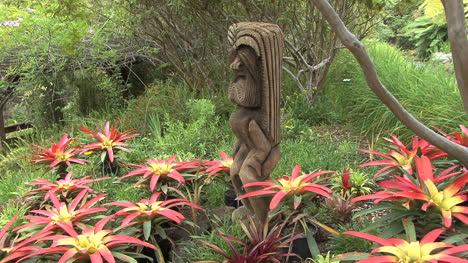 Maui-Tiki-Statue-Und-Bromelien
