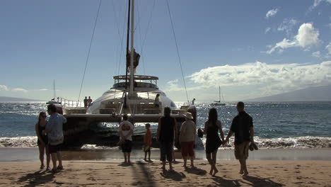 Maui-Tourists-walk-toward-boat