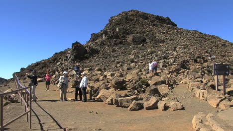 Turistas-De-Maui-En-El-Camino-Del-Volcán-Haleakala