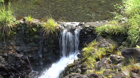 Maui-Water-falling-from-pool-2