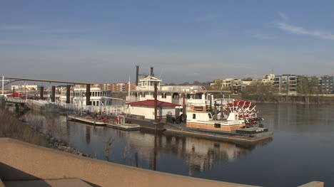 Barco-De-Ruedas-De-Paletas-Cerca-De-St-Paul