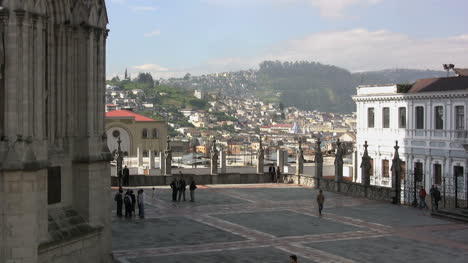 Plaza-De-La-Catedral-De-Quito-Con-Vista