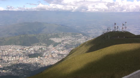 Quito-Und-Telekommunikation-Von-Oben