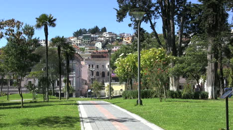 Quito-houses-on-hill