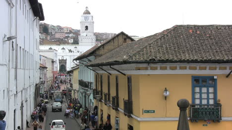 Quito-Straße-Mit-Einer-Kirche