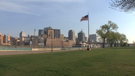 St-Paul-Skyline-Y-Bandera-Estadounidense