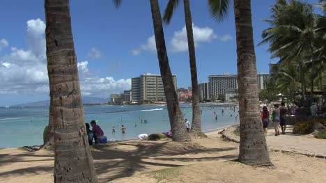 Escena-De-La-Playa-De-Waikiki-Con-Turistas