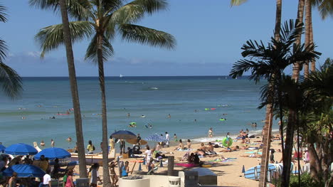 Waikiki-Mit-Blick-Auf-Blaue-Regenschirme