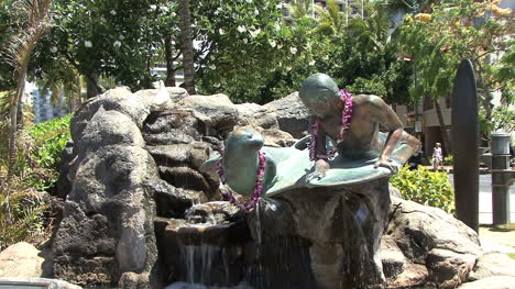 Niño-De-Waikiki-Y-Estatua-De-Foca