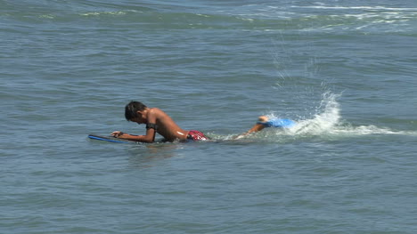 Waikiki-Junge-Surfer