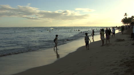Waikiki-niños-on-beach