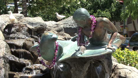 Waikiki-Nahaufnahme-Junge-Und-Siegelstatue