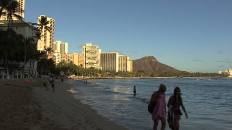 Waikiki-Mädchen-Im-Wasser