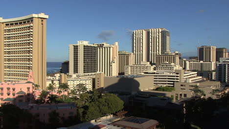 Hoteles-De-Waikiki-En-Una-Fila-Junto-Al-Mar