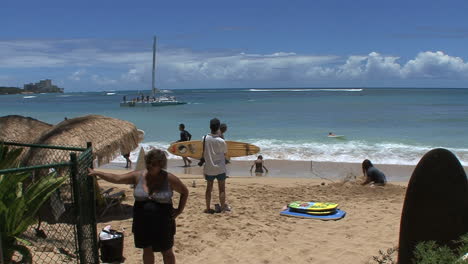 Waikiki-Mann-Mit-Surfbrett