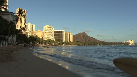 Hombre-De-Waikiki-Con-Tabla-De-Surf-En-La-Playa