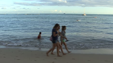 Waikiki-girls-walk-along-beach