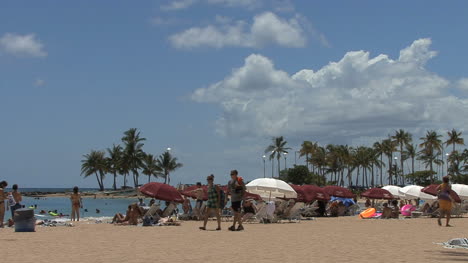 Waikiki-people-walking-on-beach