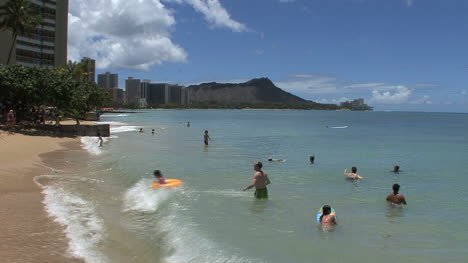 Gente-De-Waikiki-Jugando-En-El-Agua