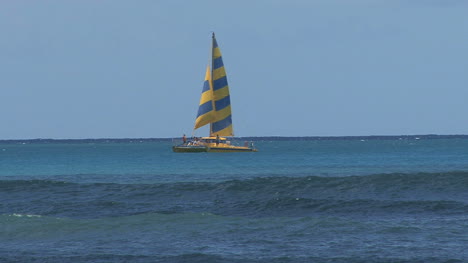 Waikiki-Segelboot-Surfer-Und-Wellen