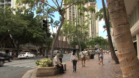 Escena-De-La-Calle-Waikiki-Con-Gente