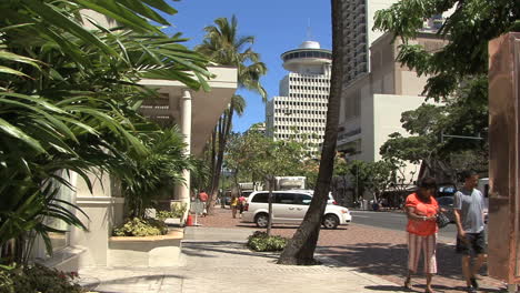 Waikiki-Straßenszene-Mit-Gebäuden
