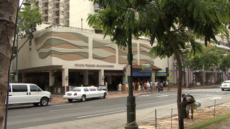 Waikiki-Straßenszene-Mit-Gebäuden
