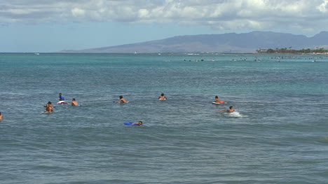 Waikiki-swimmers-waiting-for-surf