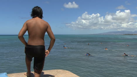 Waikiki-Mann-Beobachtet-Surfer