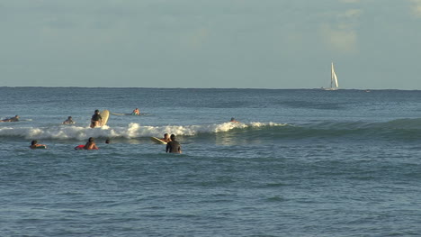 Surfistas-De-Waikiki-Y-Velero-Distante