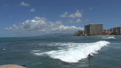 Surfistas-De-Waikiki-Montar-Una-Ola