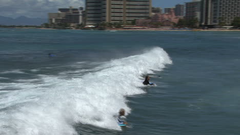 Waikiki-Surfer,-Die-Eine-Welle-Reiten