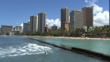 Waikiki-surfing-waves-and-hotels