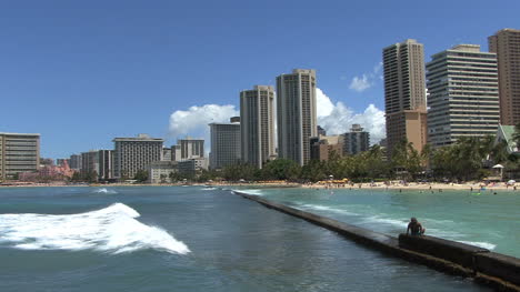 Waikiki-Welle-Trifft-Auf-Wellenbrecher