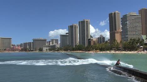 Waikiki-Welle-Auf-Wellenbrecher