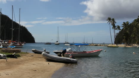St.-Lucia-Marigot-Bay-Mit-Booten-Am-Strand