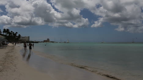 Playa-De-Aruba-Con-Nubes-Y-Mar