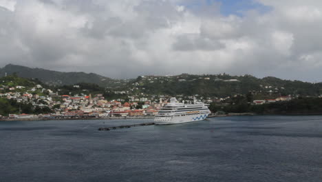 Grenada-Mit-Kreuzfahrtschiff