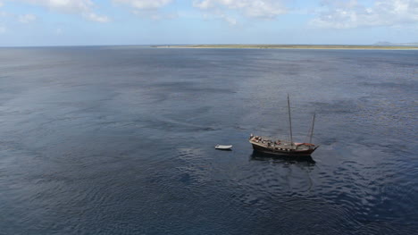 Velero-En-La-Laguna-De-Bonaire