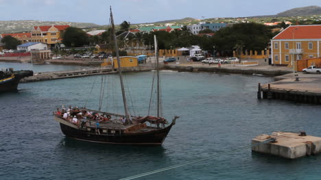Bonaire-Ein-Touristenschiff-In-Kralendiji