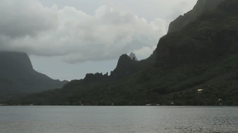 Mountains-by-Opunohu-Bay-in-Moorea